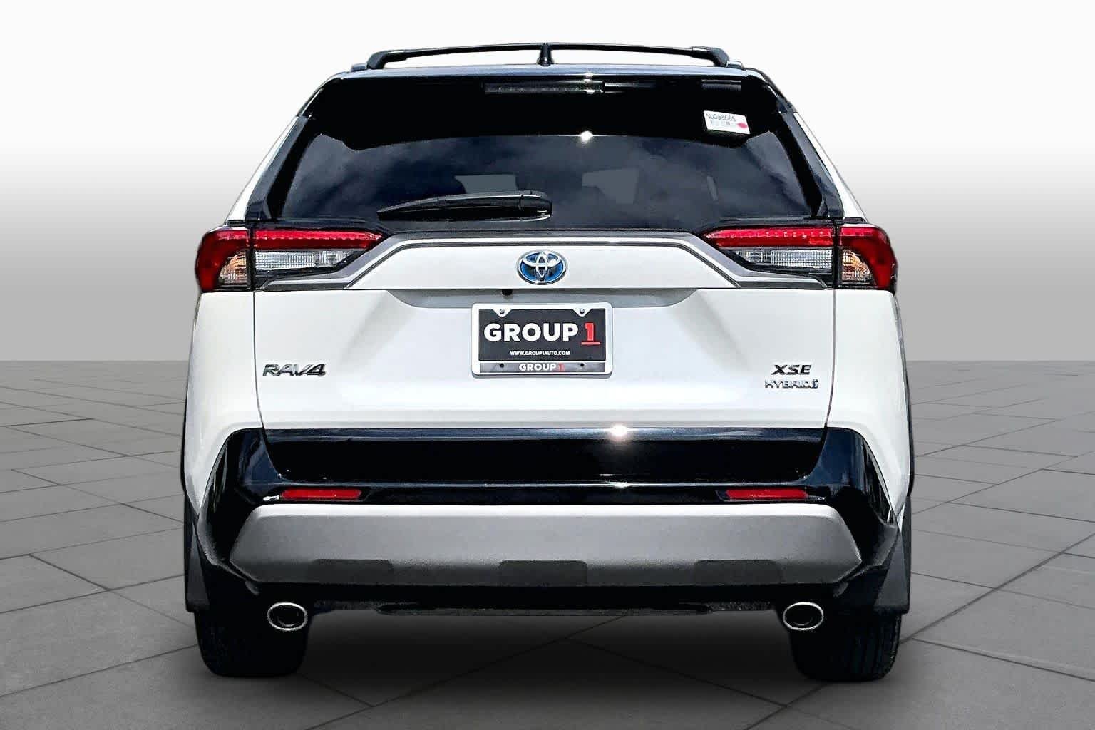 Used 2022 Blizzard Pearl/Midnight Black Metallic Toyota Hybrid XSE image 5