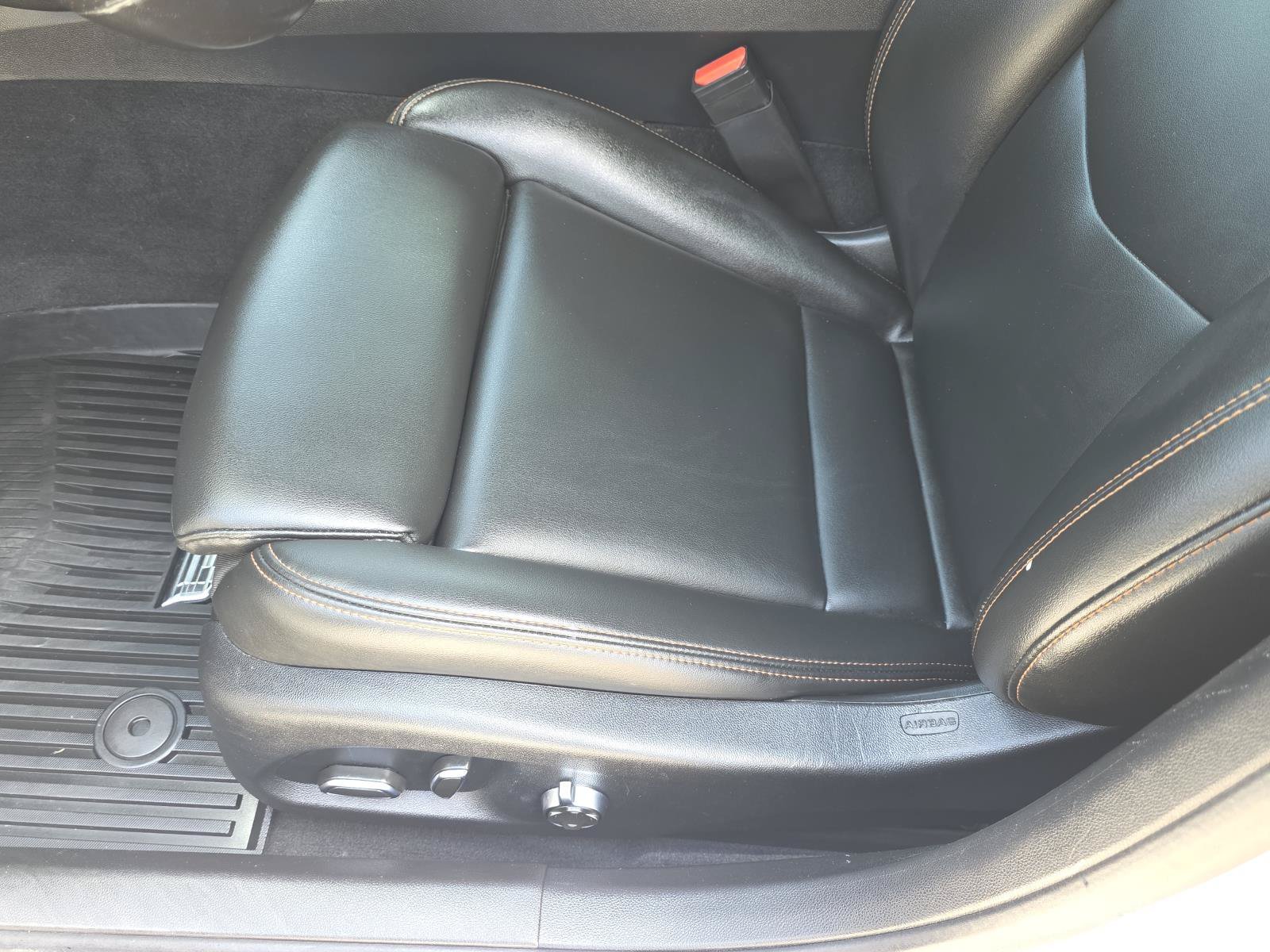 Used 2021 SUMMIT WHITE Cadillac Sport image 18