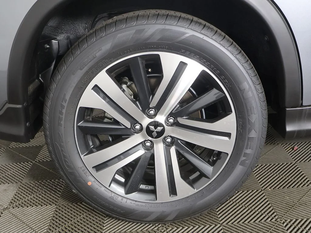 New 2026 Gray Mitsubishi 2.0 ES image 17