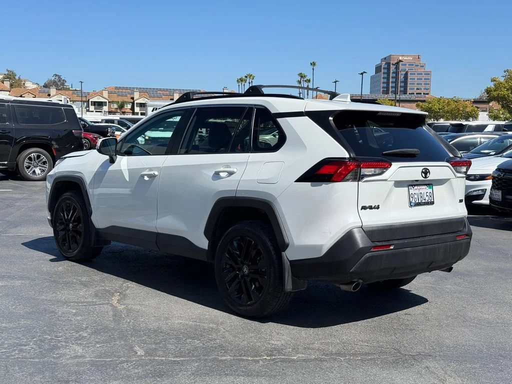 Used 2023  Toyota XLE Premium image 9