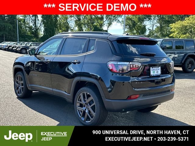 New 2025 Diamond Black Crystal Pearl-Coat Exterior Paint Jeep Limited image 4