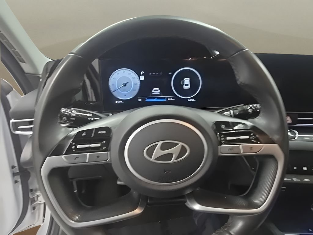 Used 2025 White Hyundai SEL Convenience image 23