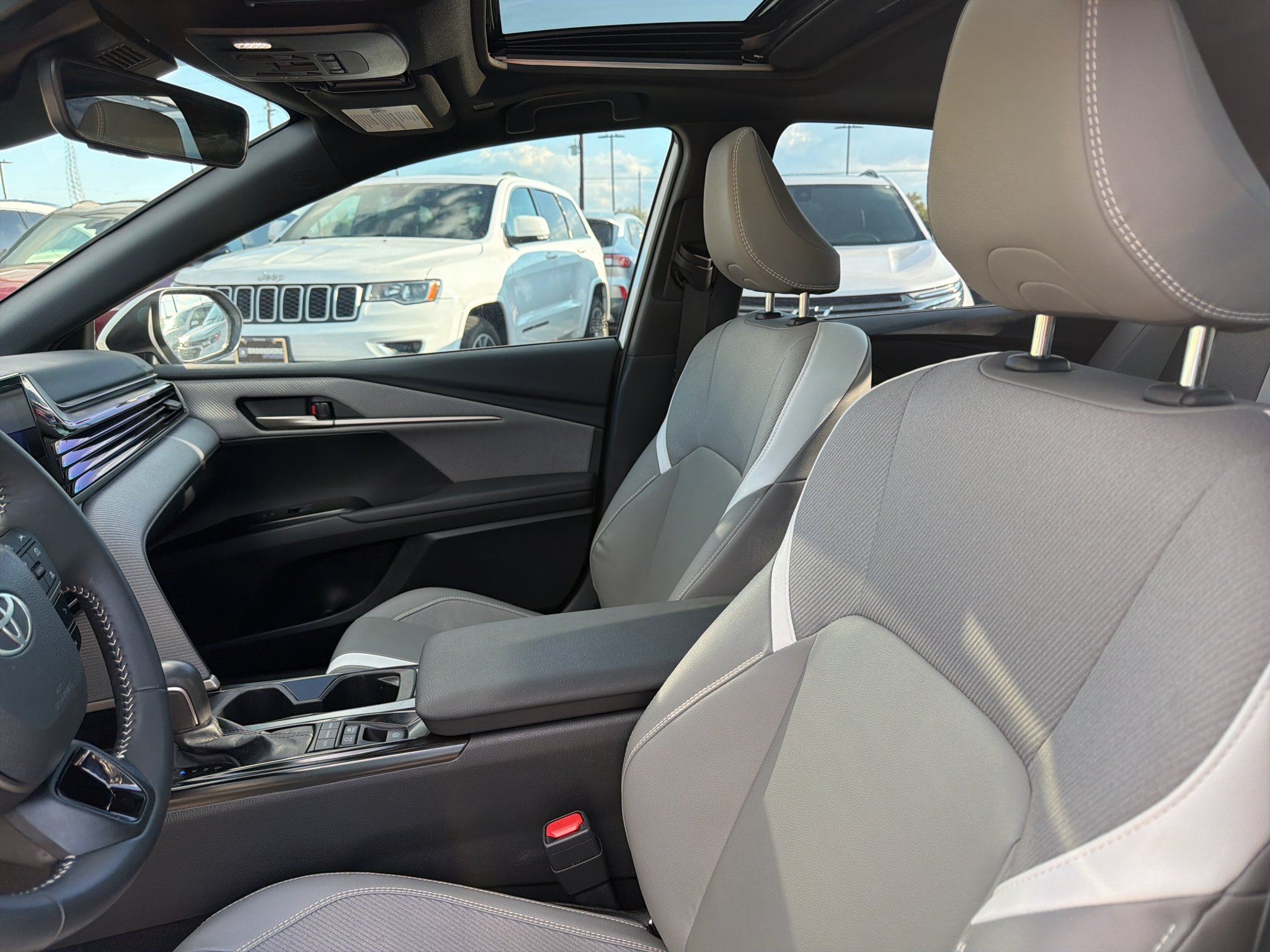 Used 2025 Ice Cap Toyota SE image 30