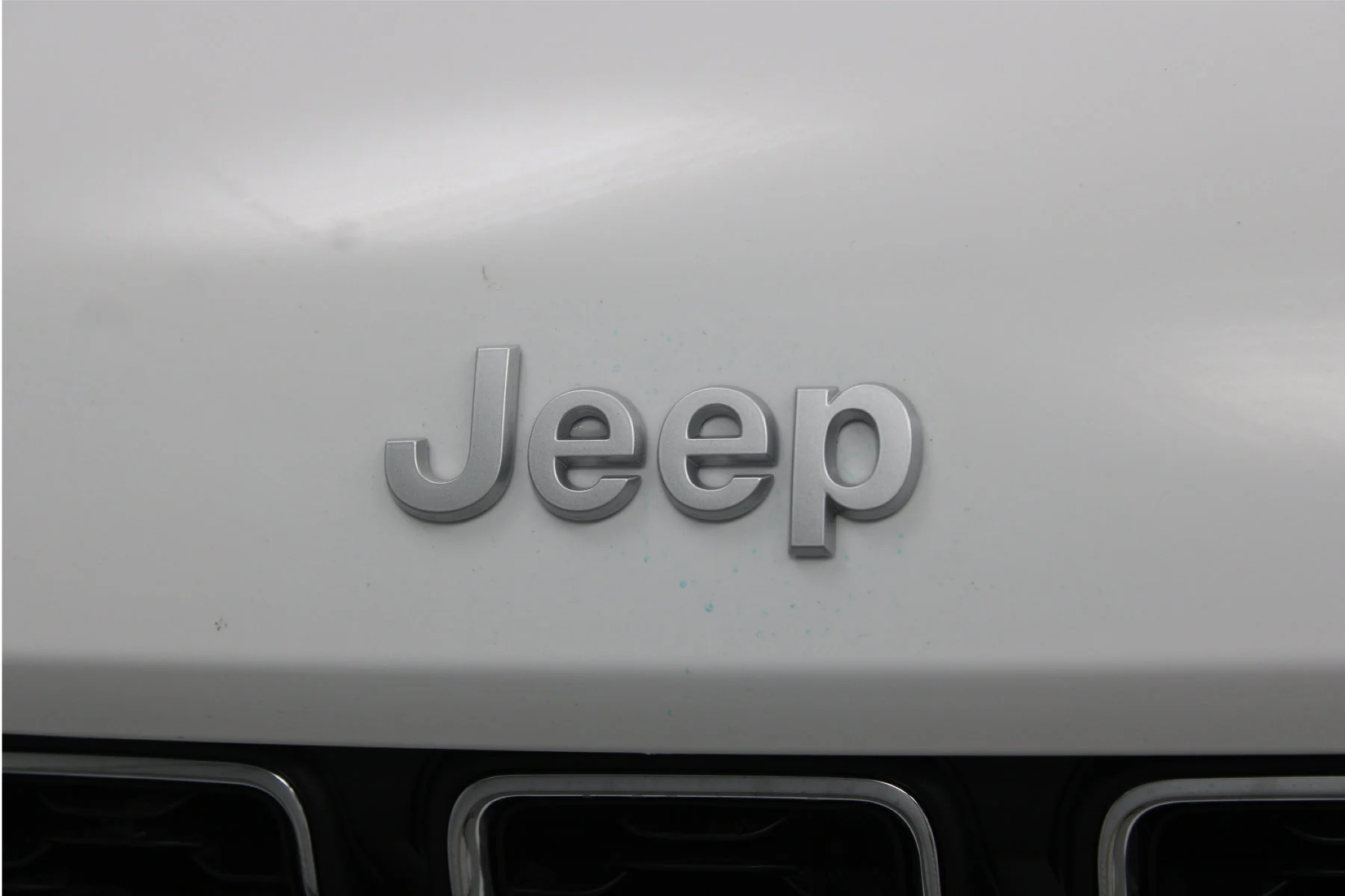 New 2025 Bright White Clear-Coat Exterior Paint Jeep Laredo  x 4x2 image 17