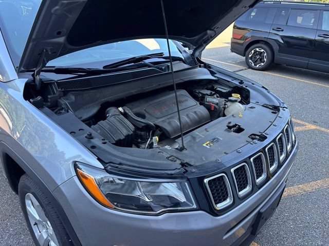 Used 2018 Billet Silver Metallic Clearcoat Jeep Latitude image 18