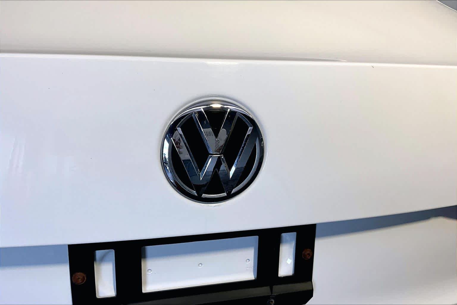 Used 2017 Pure White Volkswagen 1.4T SE image 33