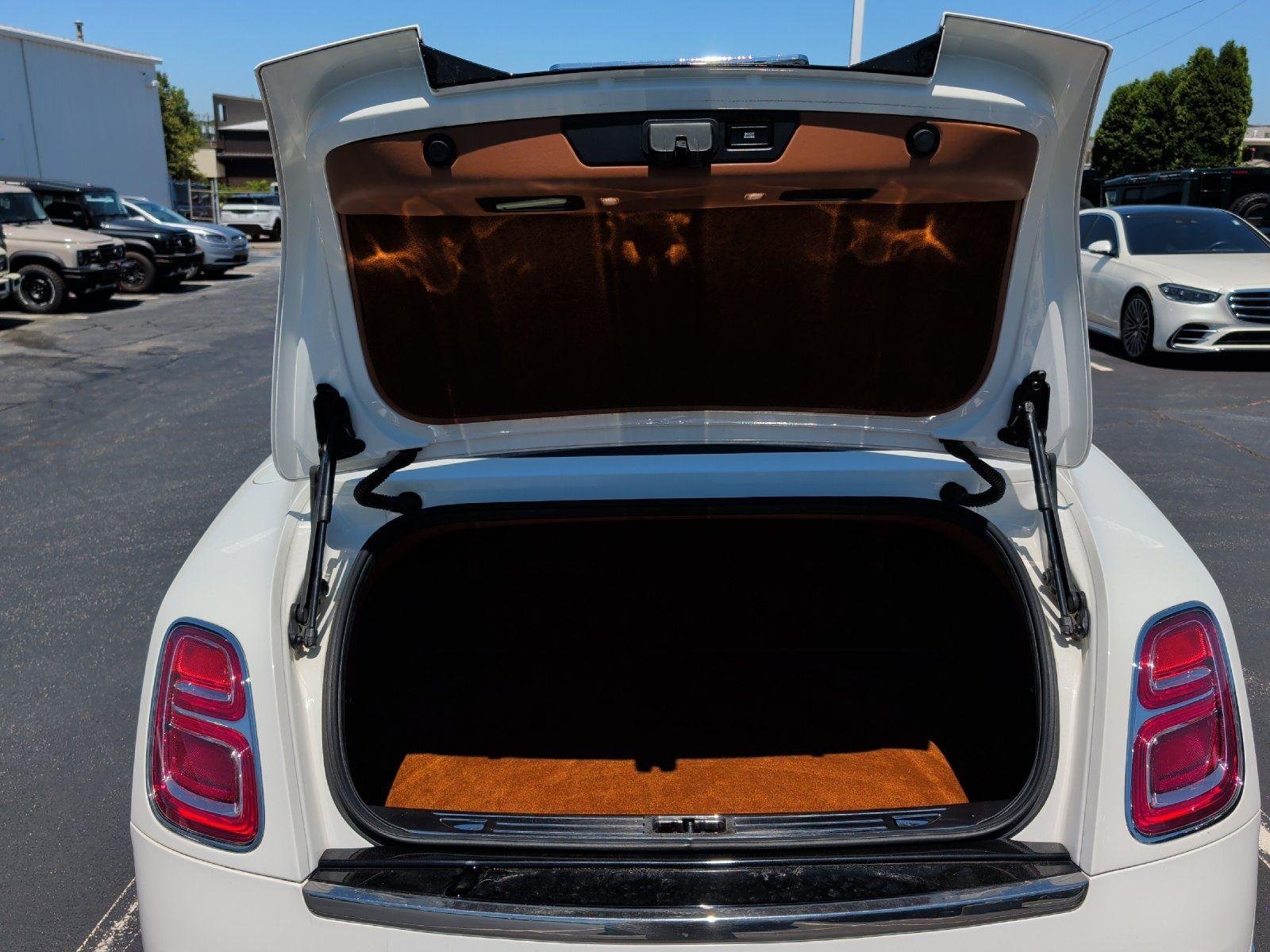 Used 2017 Glacier White Bentley Base image 40