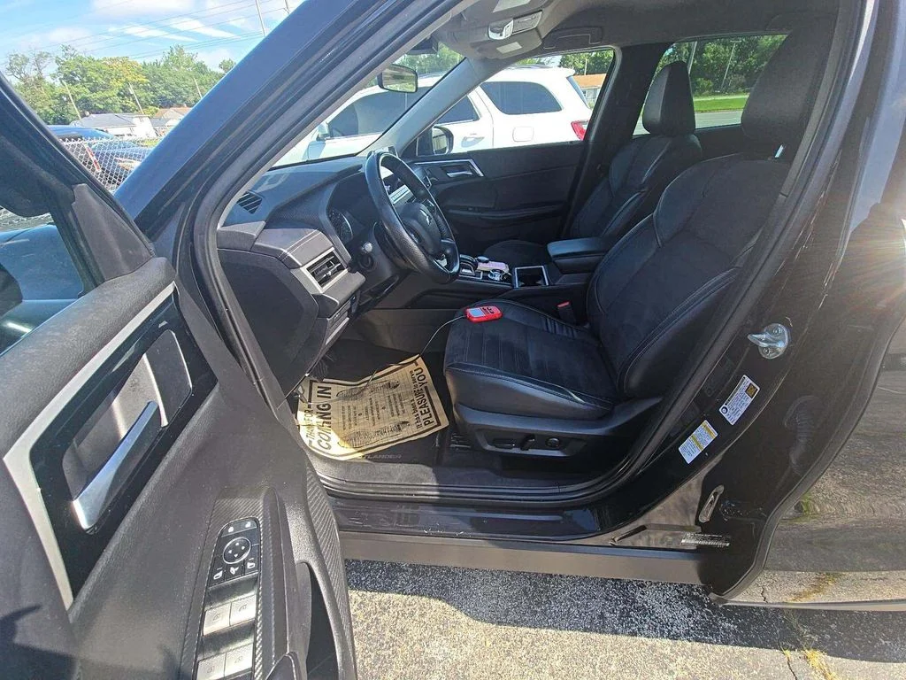 Certified Used 2023 Black Mitsubishi SE image 2
