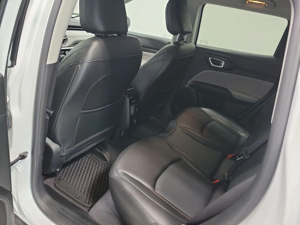 Used 2022 White Jeep Latitude Lux image 26