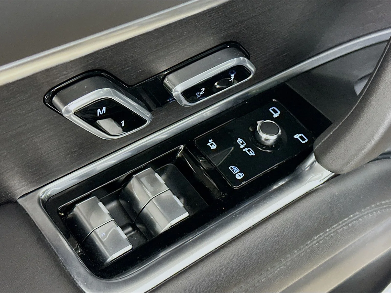 Used 2024  Land Rover  image 16