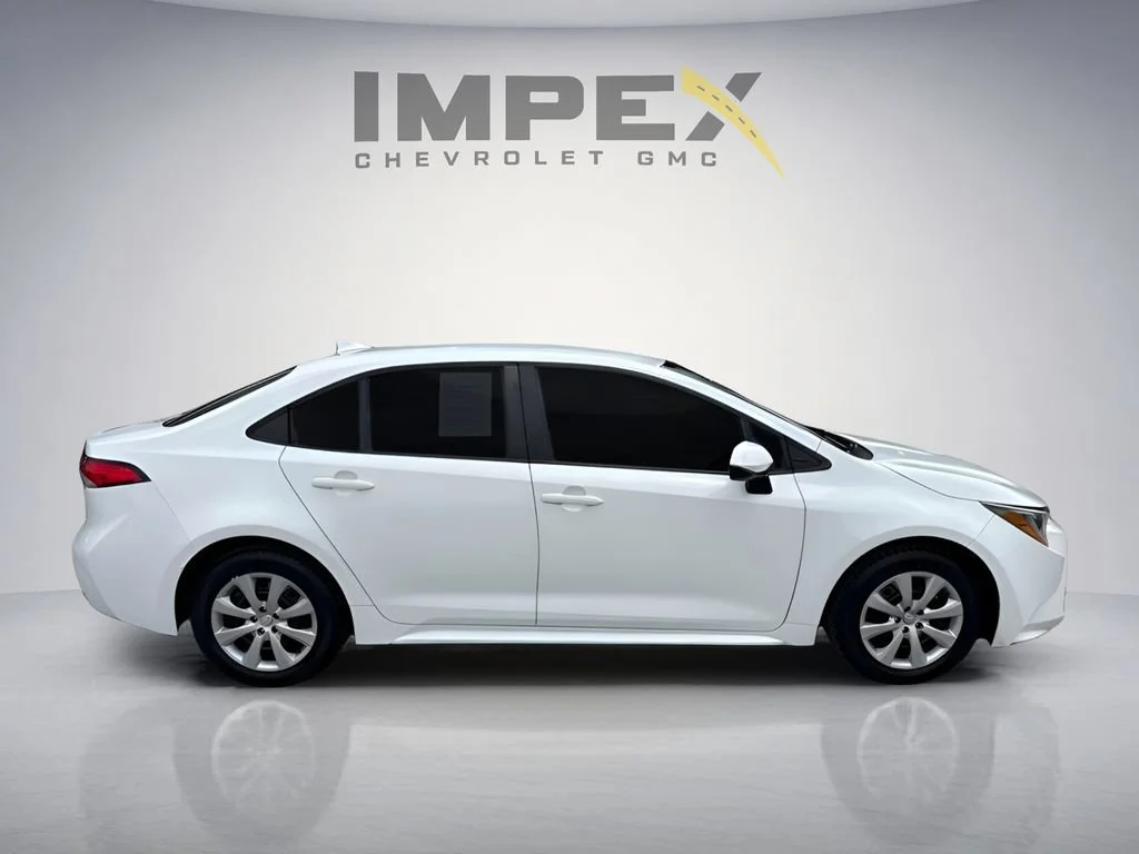 Used 2022 White Toyota LE image 7