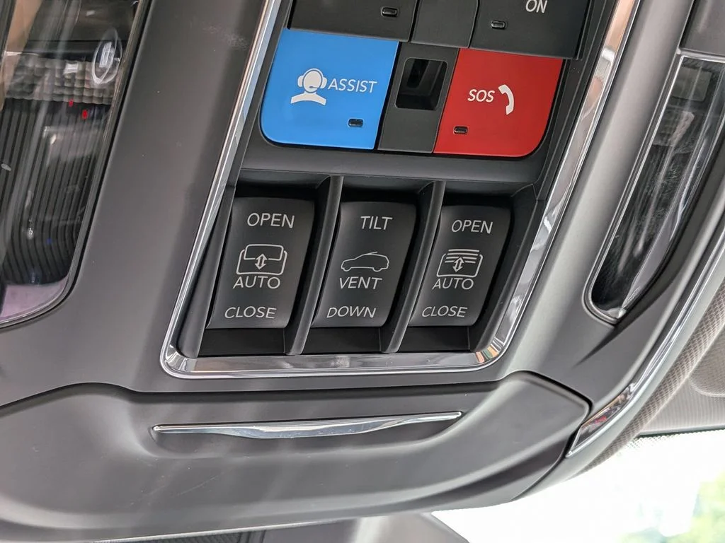 Used 2023 Silver Jeep Limited image 23