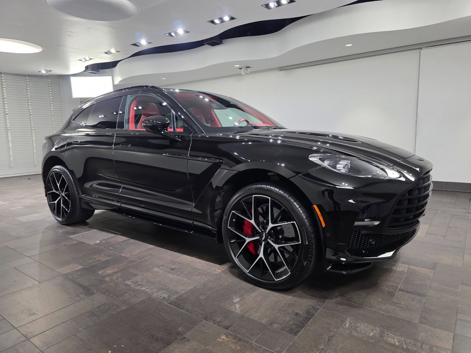 2025 Aston Martin DBX 4.0 V8 707 AWD's photo