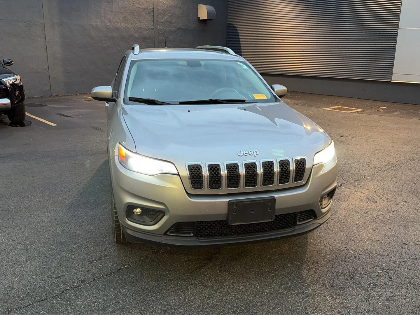 Used 2019 Billet Silver Metallic Clearcoat Jeep Latitude image 13