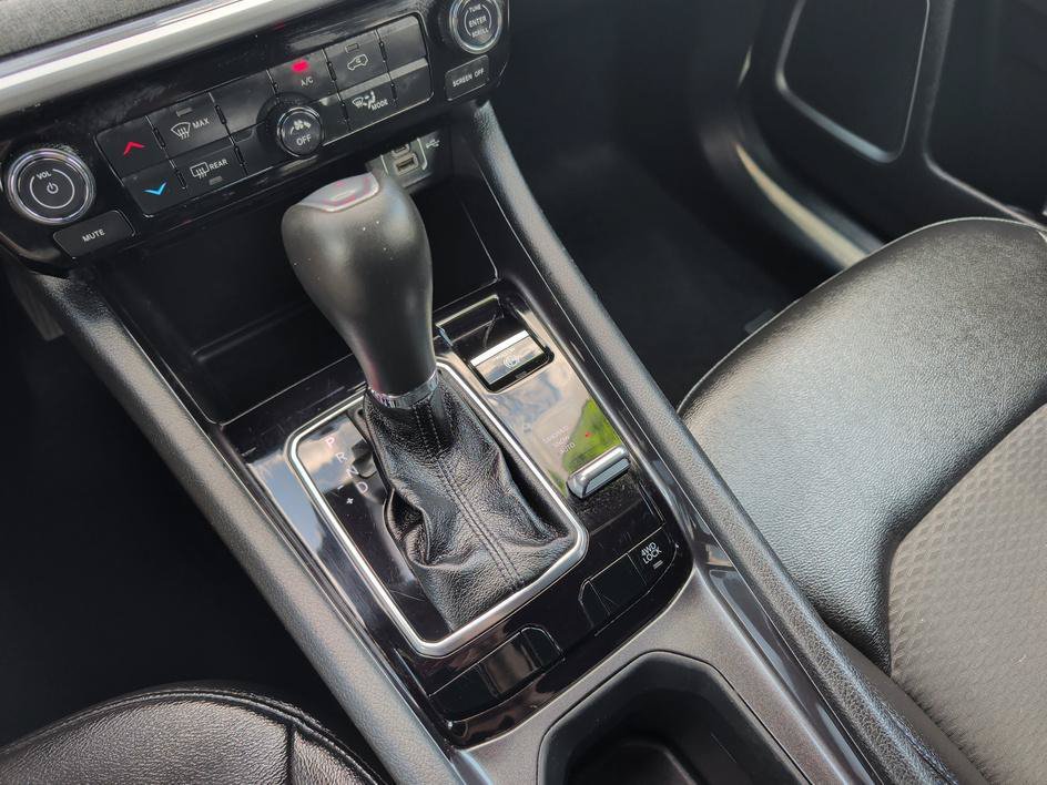 Used 2024 Bright White Clearcoat Jeep Latitude image 26