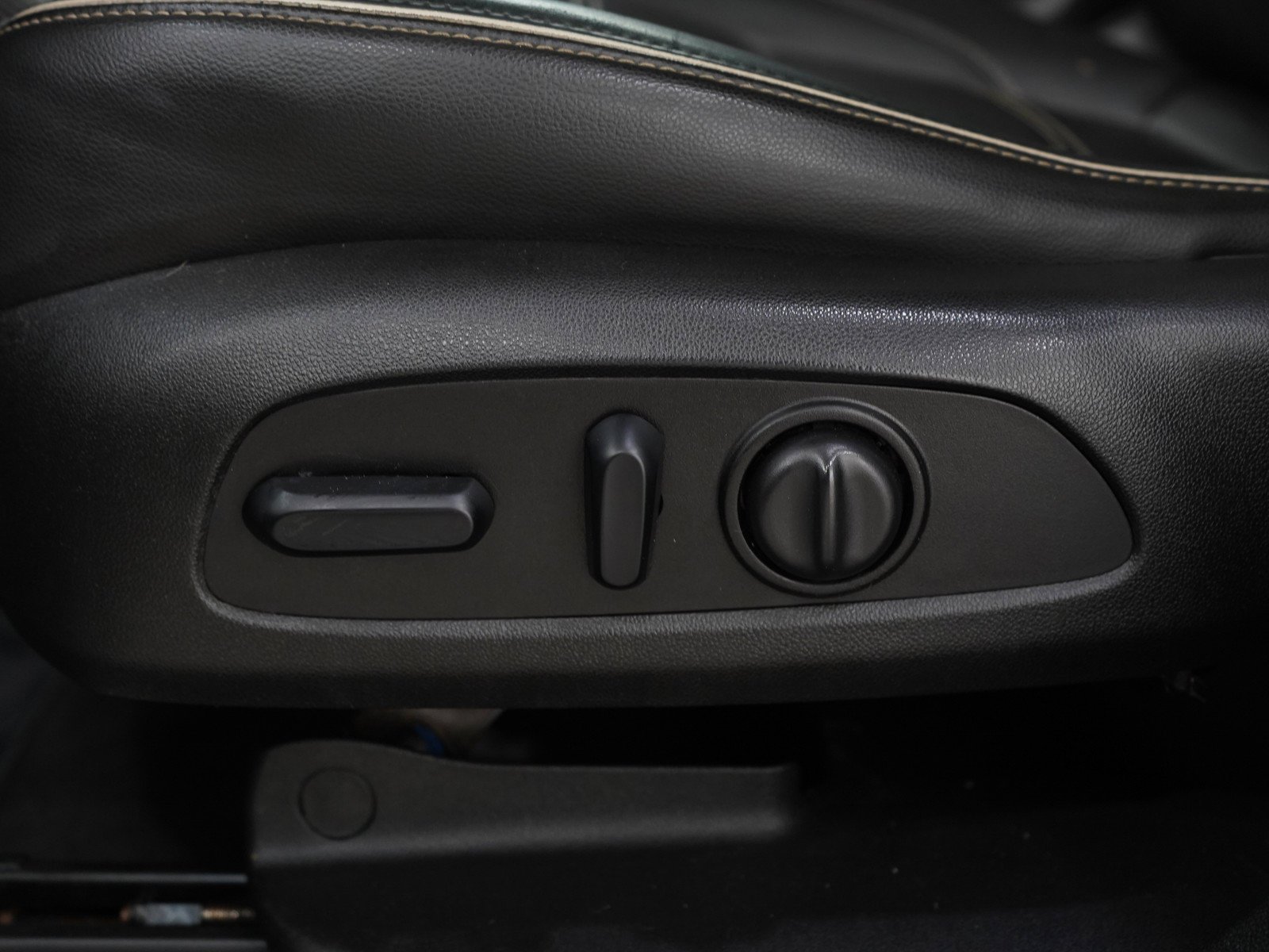 Used 2018 White Frost Tricoat GMC AWD 4dr Denali image 27
