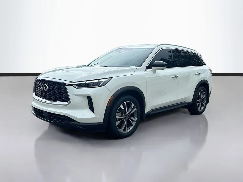 Used 2025 White INFINITI LUXE image 7