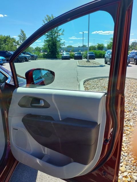 Used 2019 Velvet Chrysler Touring L Plus image 21