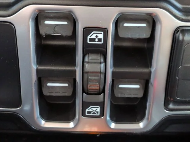 Used 2021 White Jeep Unlimited Sahara image 22