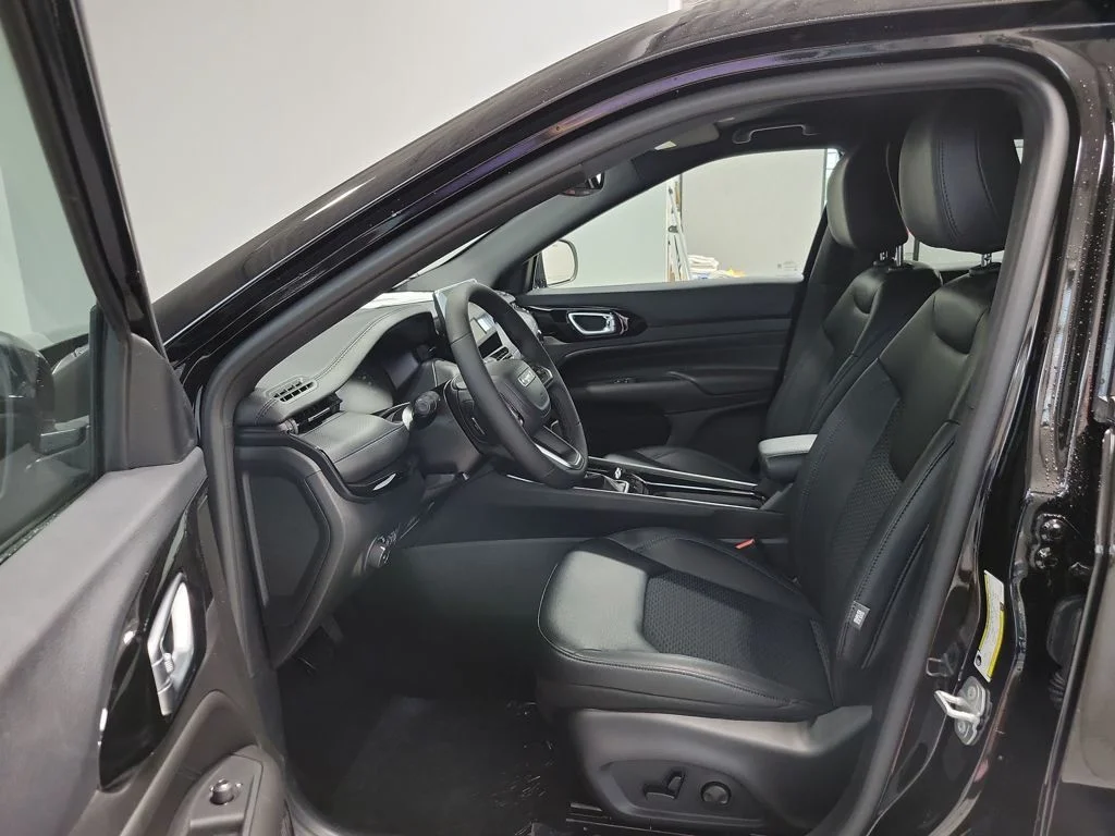 New 2026 Diamond Black Crystal Pearlcoat Jeep Latitude image 10