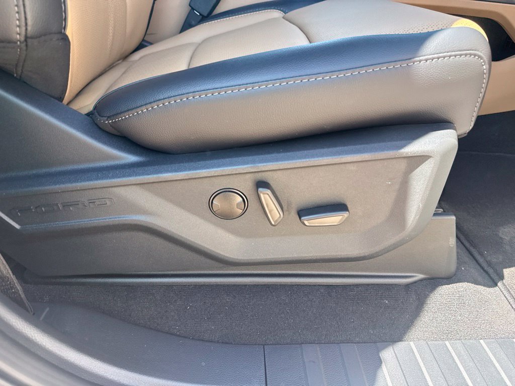 New 2026 Star White Metallic Tri-Coat Ford Lariat image 38