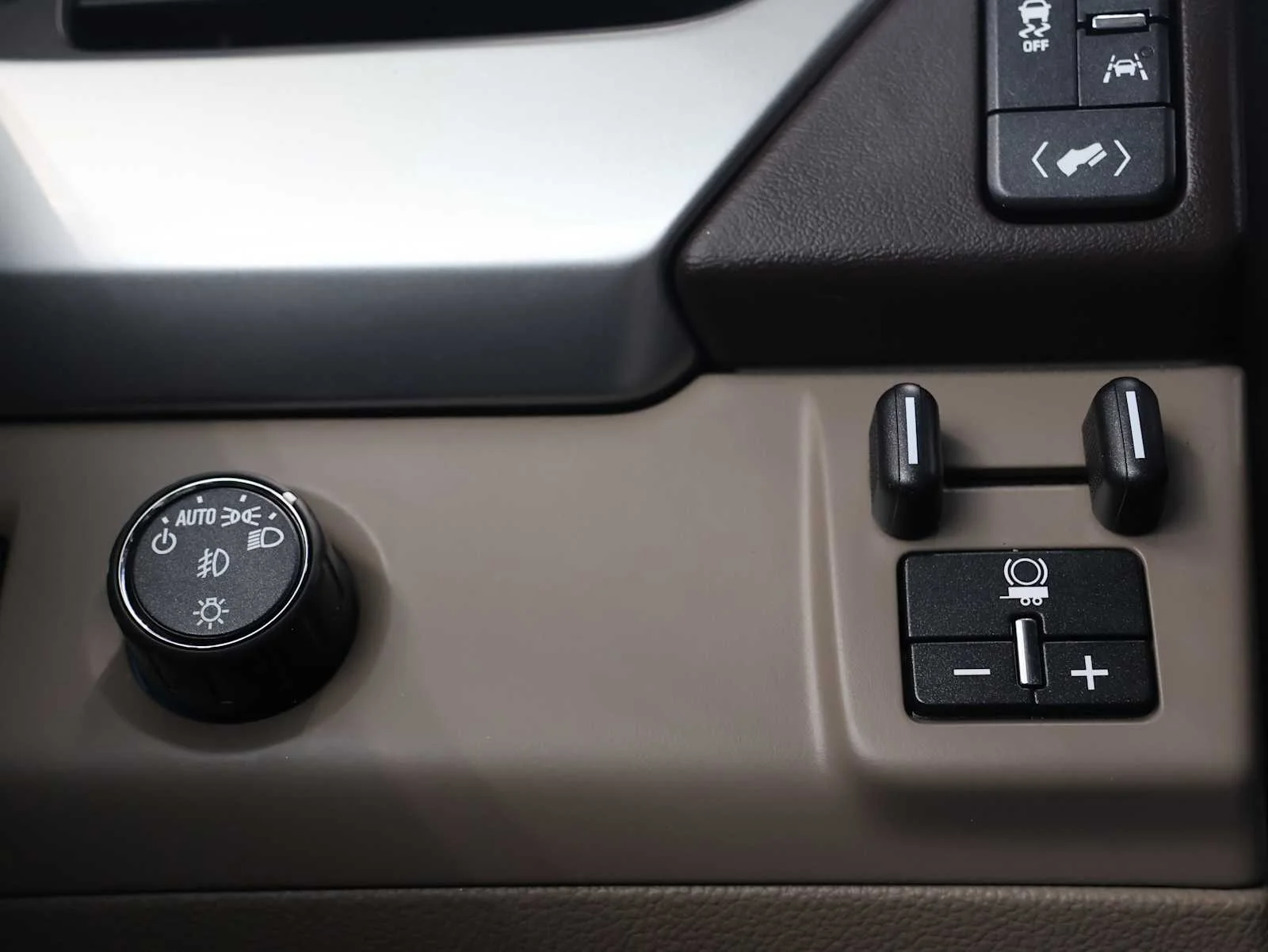 Used 2018 Summit White Chevrolet Premier image 20