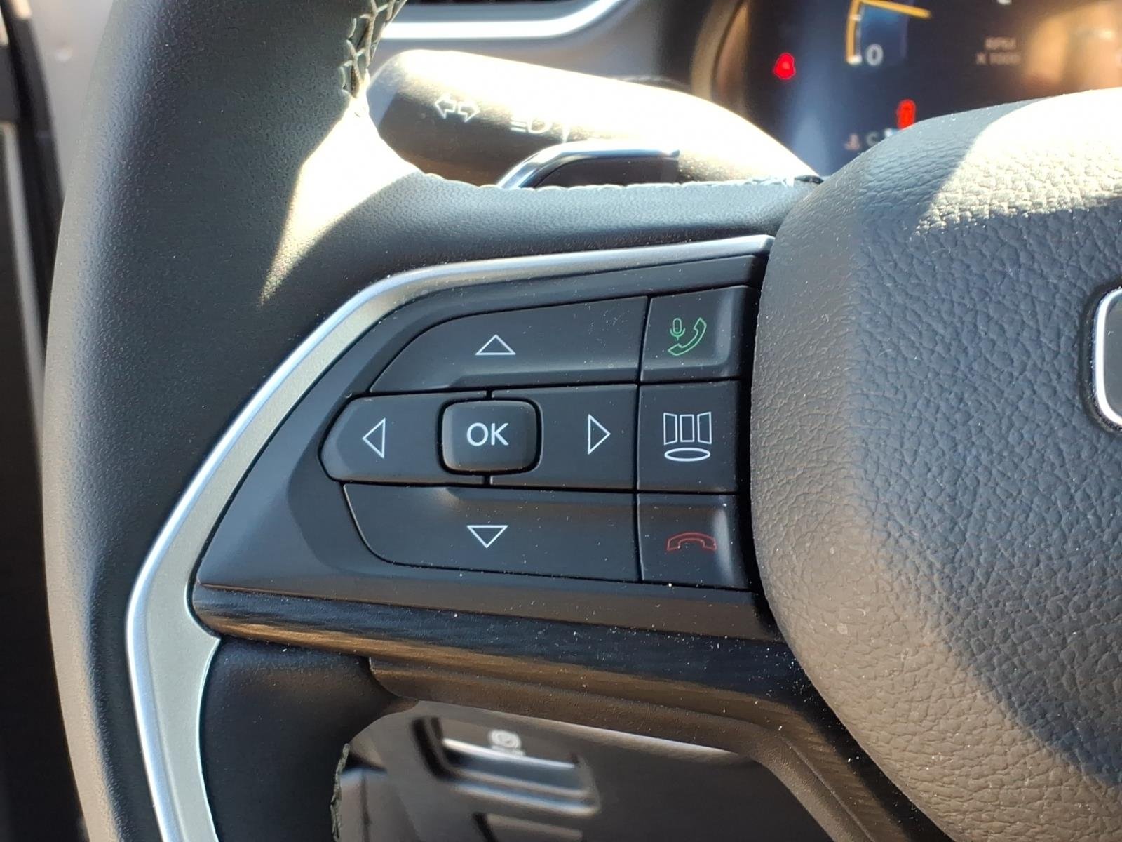 Used 2024 Silver Jeep Altitude X image 10