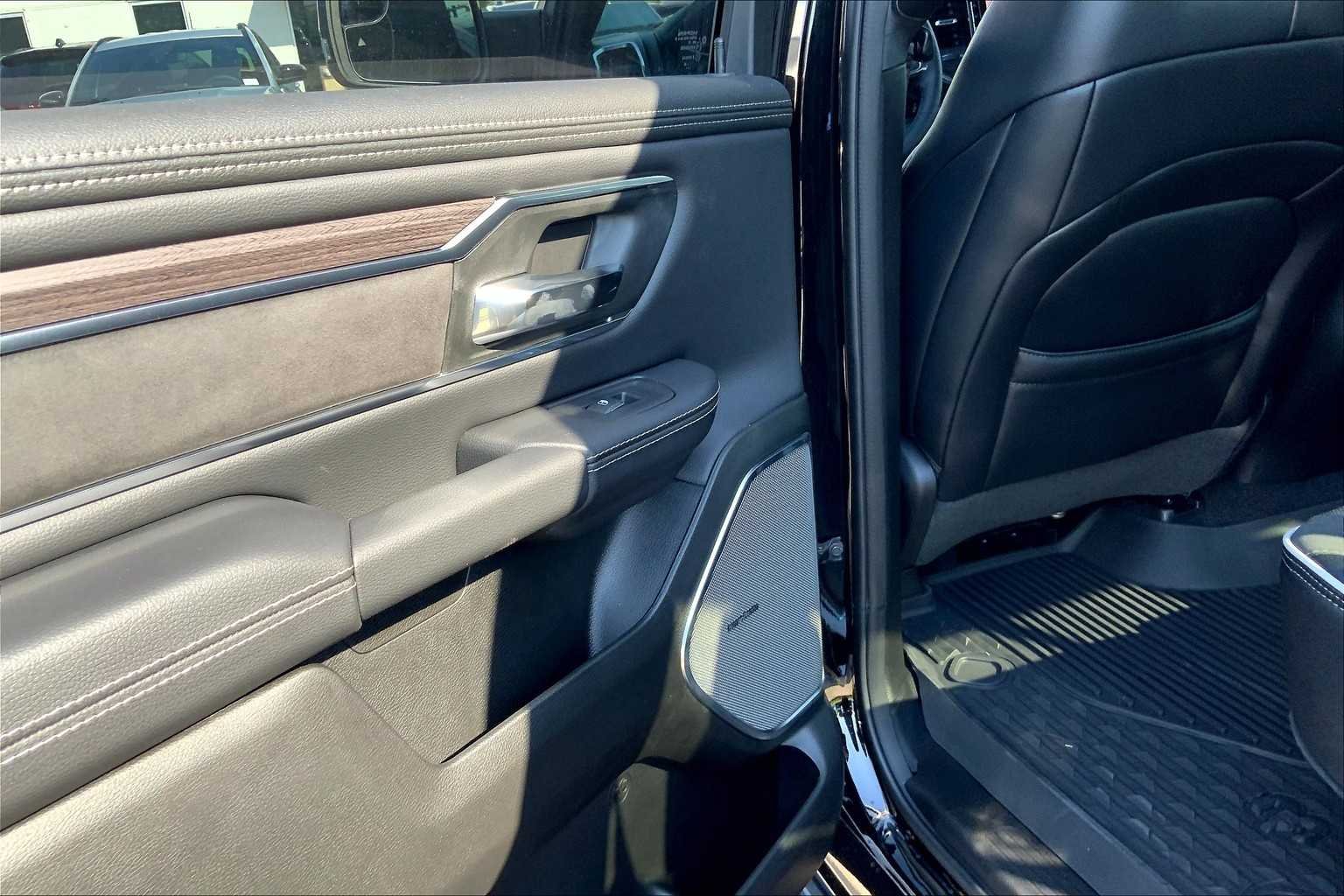 New 2026 Diamond Black Crystal Pearl-Coat Exterior Paint RAM Laramie image 18