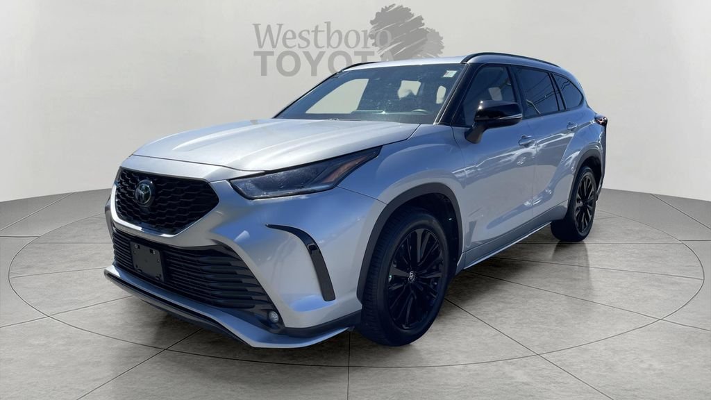 Used 2025 Silver Toyota XLE image 3