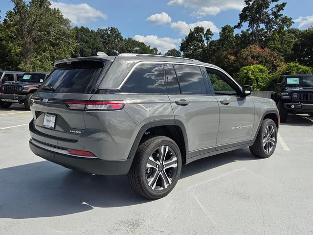 New 2027 Sting-Gray Clear-Coat Paint Jeep Limited image 9