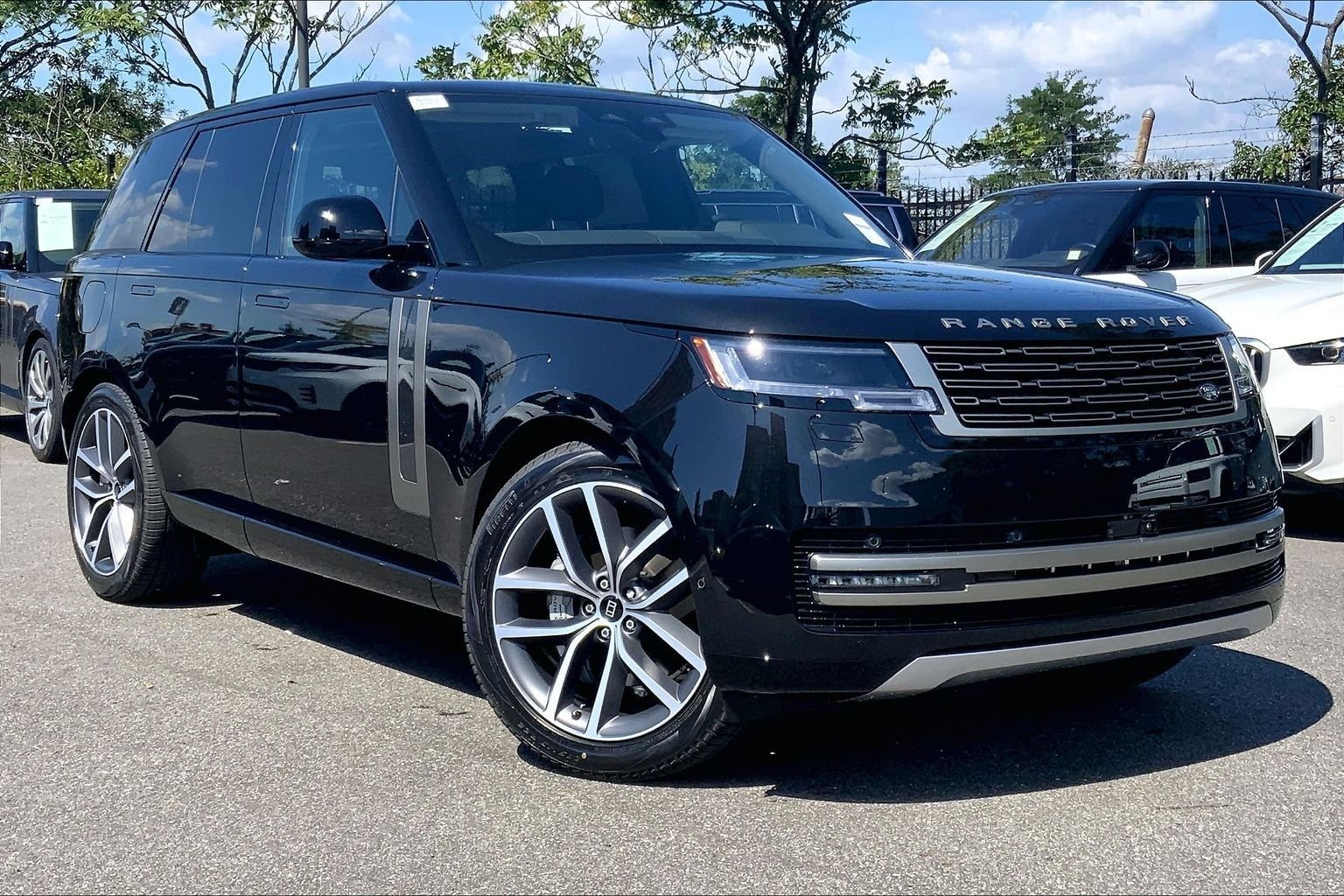 New 2027 Santorini Black Land Rover SE image 2