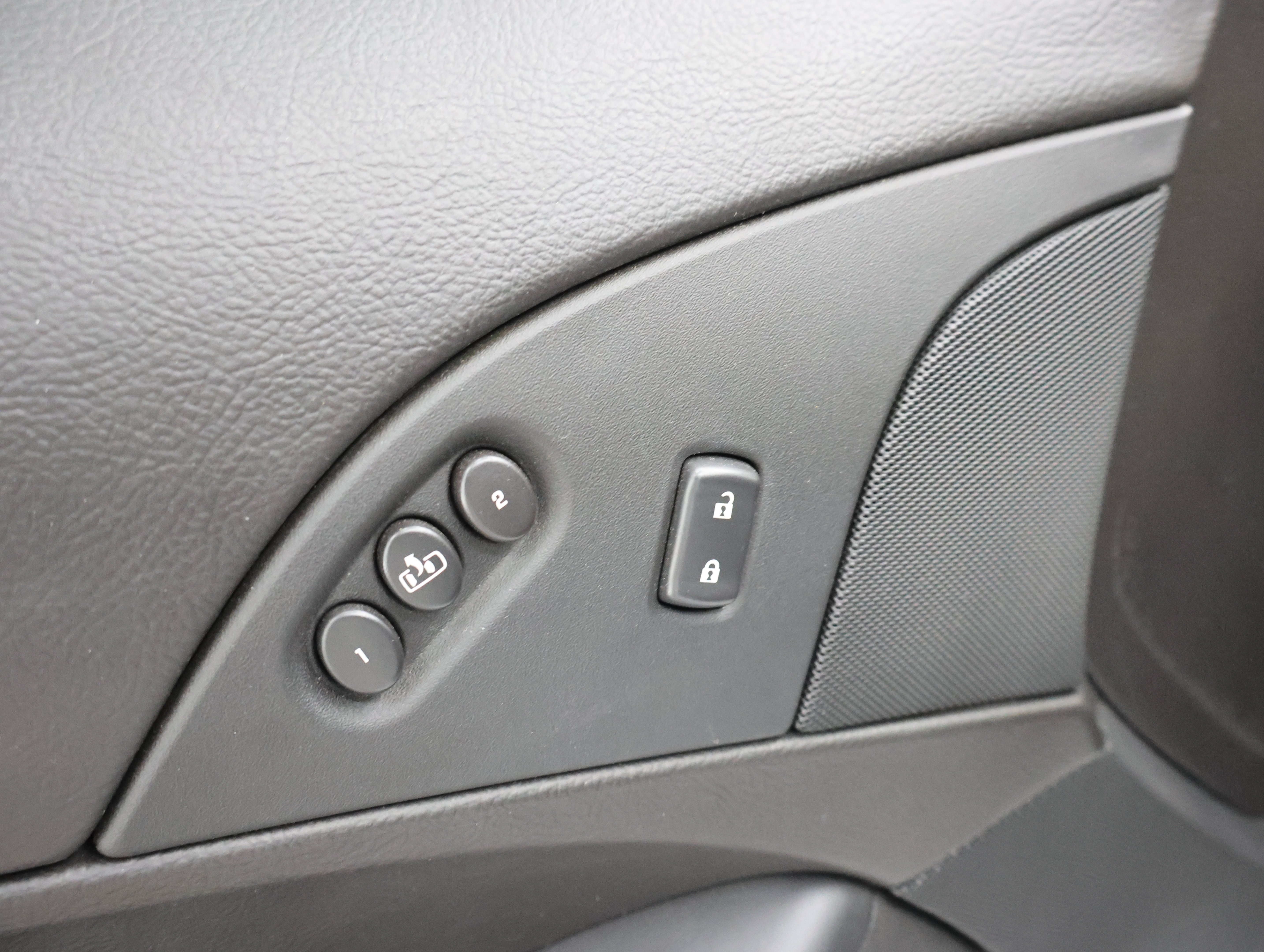 Used 2007 Arctic White Chevrolet  image 32