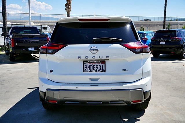 Used 2024 White Nissan SL image 4