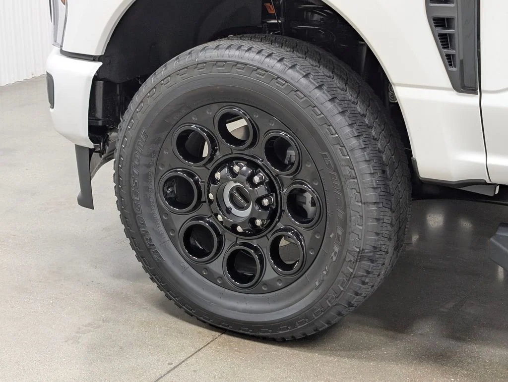 New 2026 Star White Metallic Tri-Coat Ford F-250® Lariat® image 2