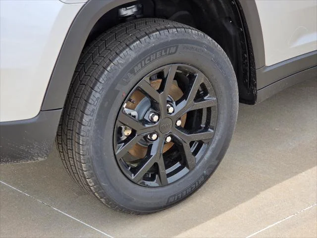 New 2026 Silver Zynith Exterior Paint Jeep Altitude image 5