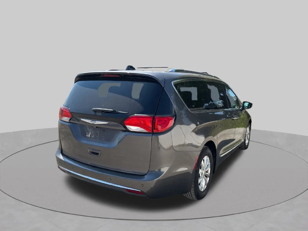 Used 2018 Gray Chrysler Touring L image 6