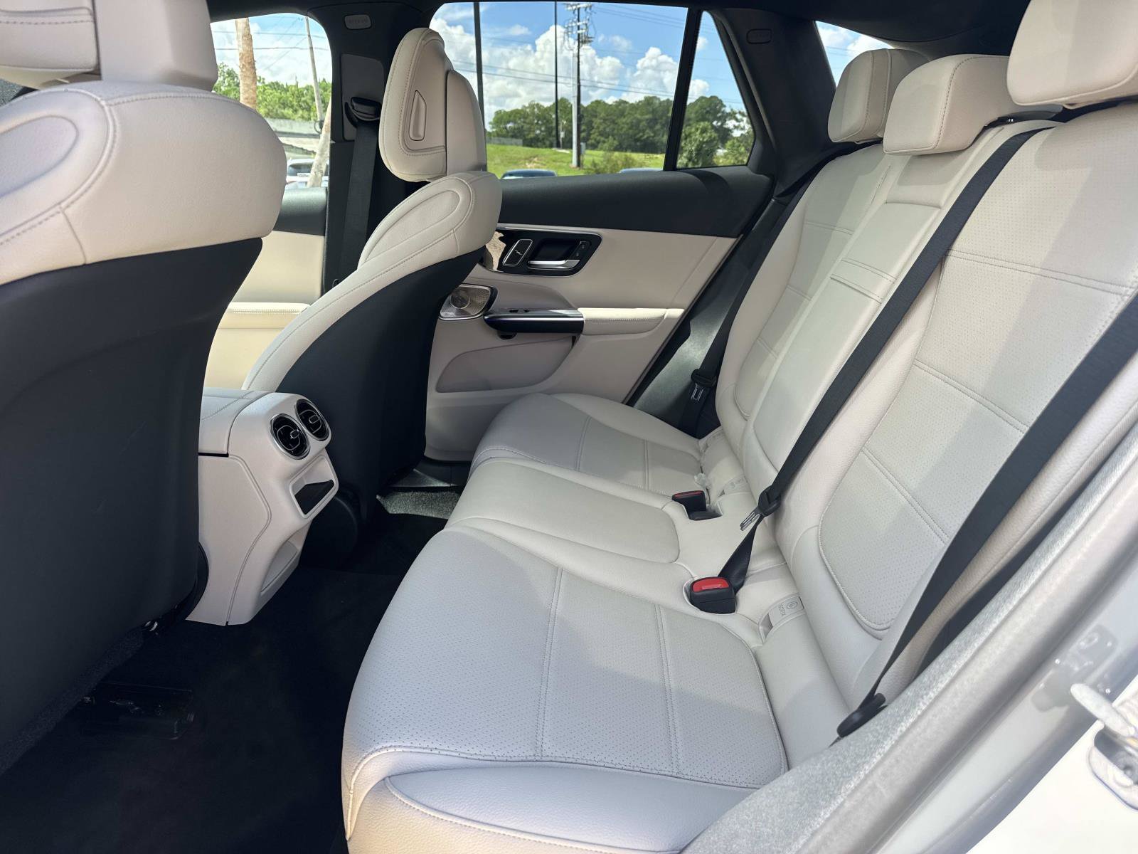 New 2027 Gray Mercedes-Benz GLC 300 image 9