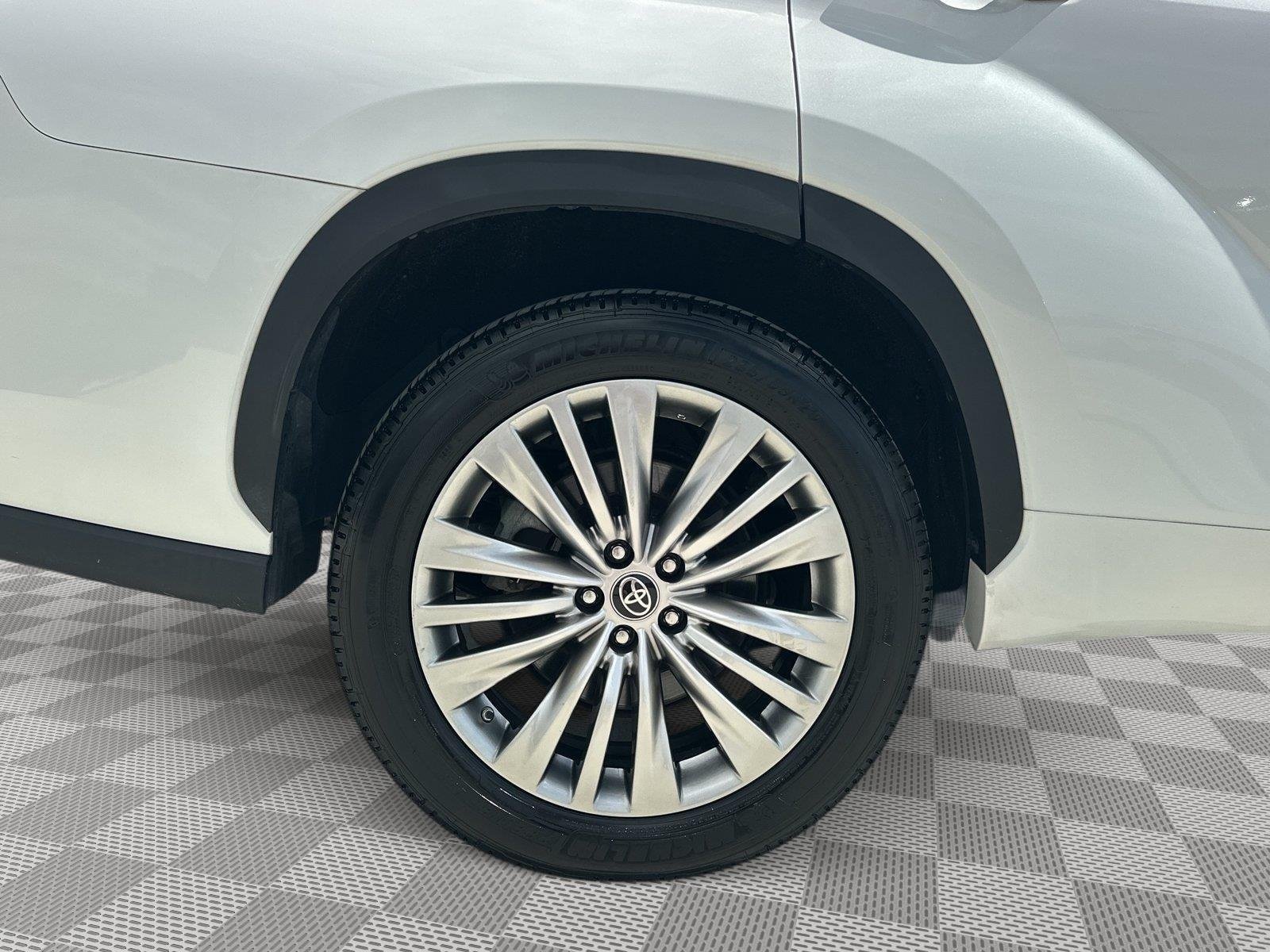 Used 2023 Wind Chill Pearl Toyota Platinum image 9