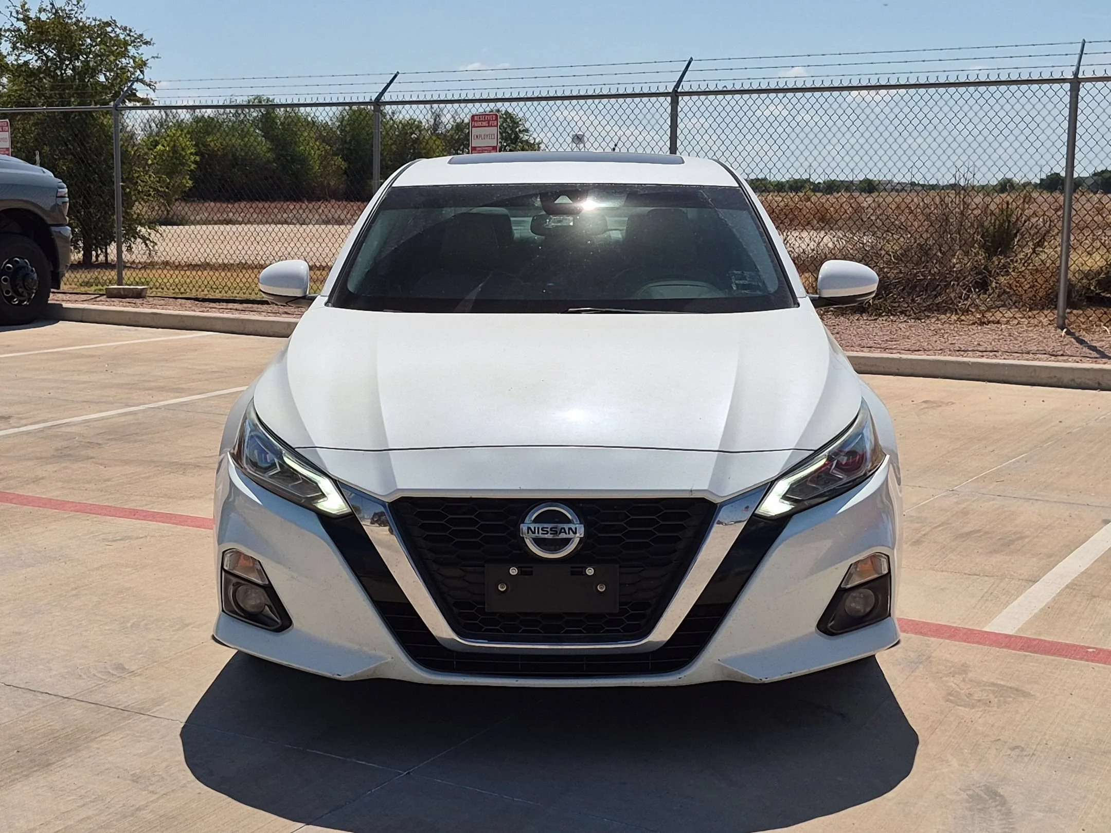 Used 2019 White Nissan 2.5 Platinum image 8
