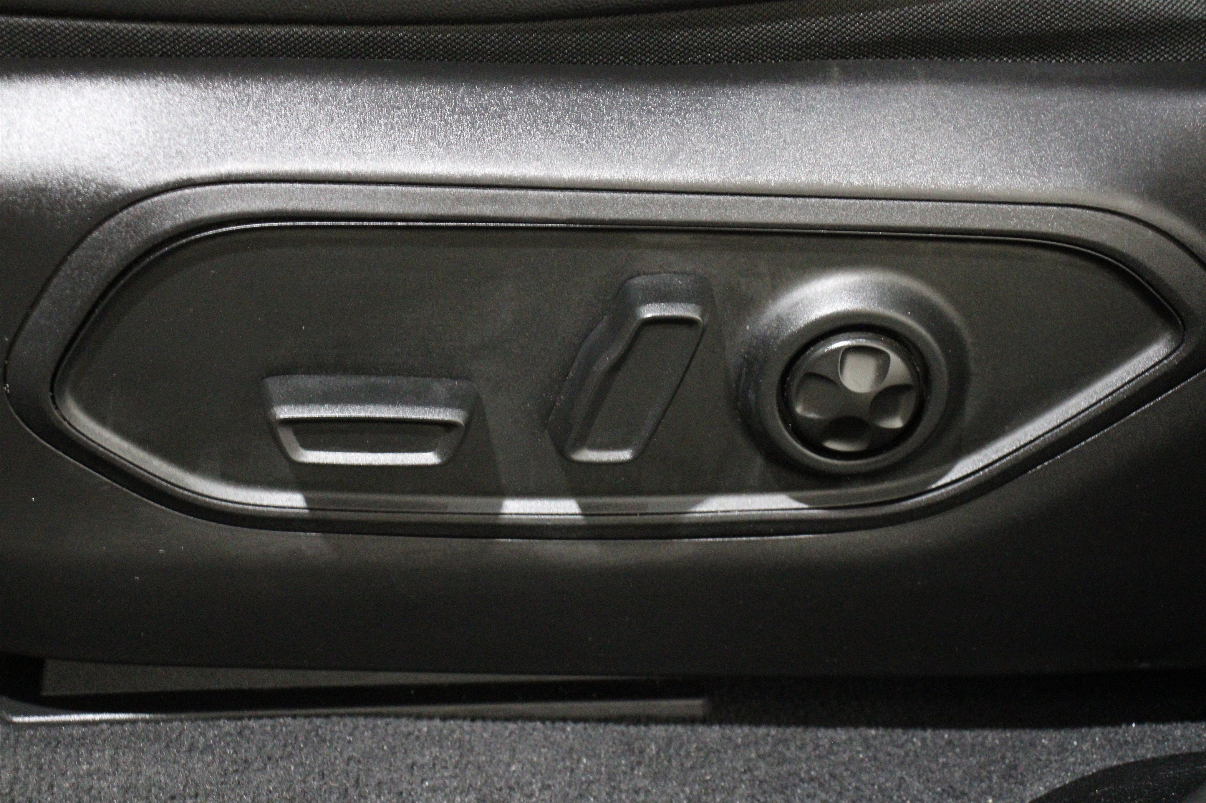 Used 2025 Silver Zynith Jeep Altitude image 4