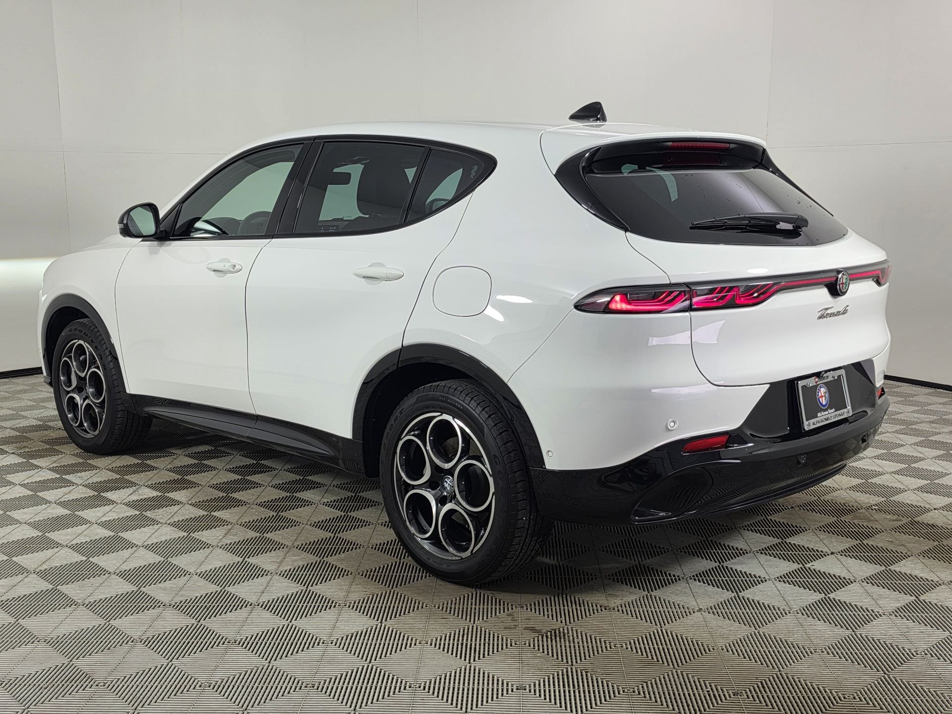 Used 2025 White Alfa Romeo Base image 5