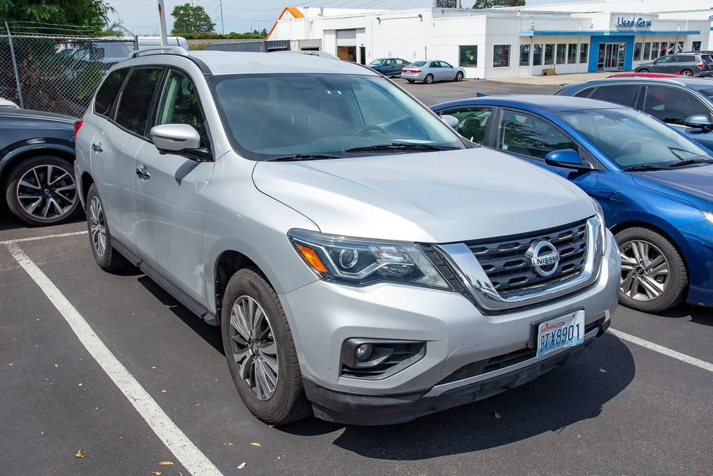 Used 2018 Brilliant Silver Nissan SL image 3