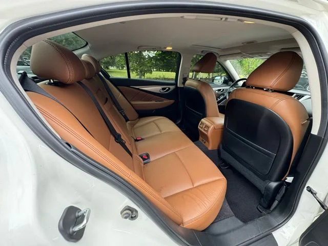 Used 2023 White INFINITI LUXE image 13