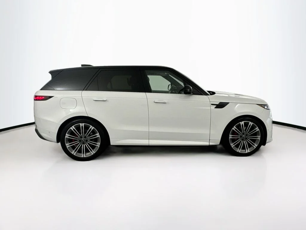 Used 2024 White Land Rover Dynamic SE image 4