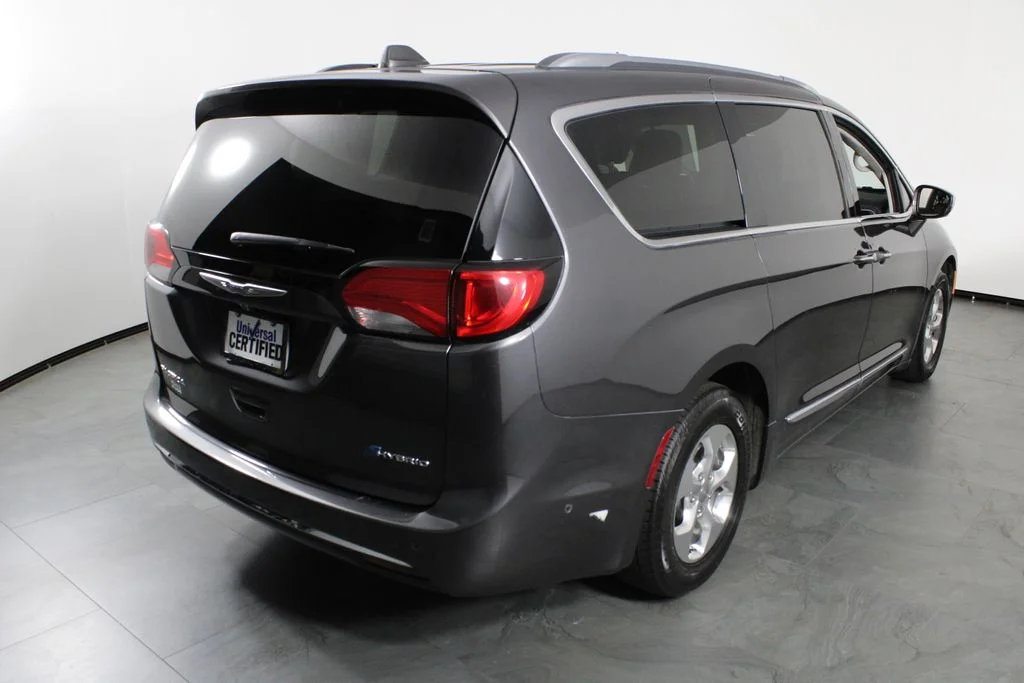 Used 2018 Gray Chrysler Limited image 15
