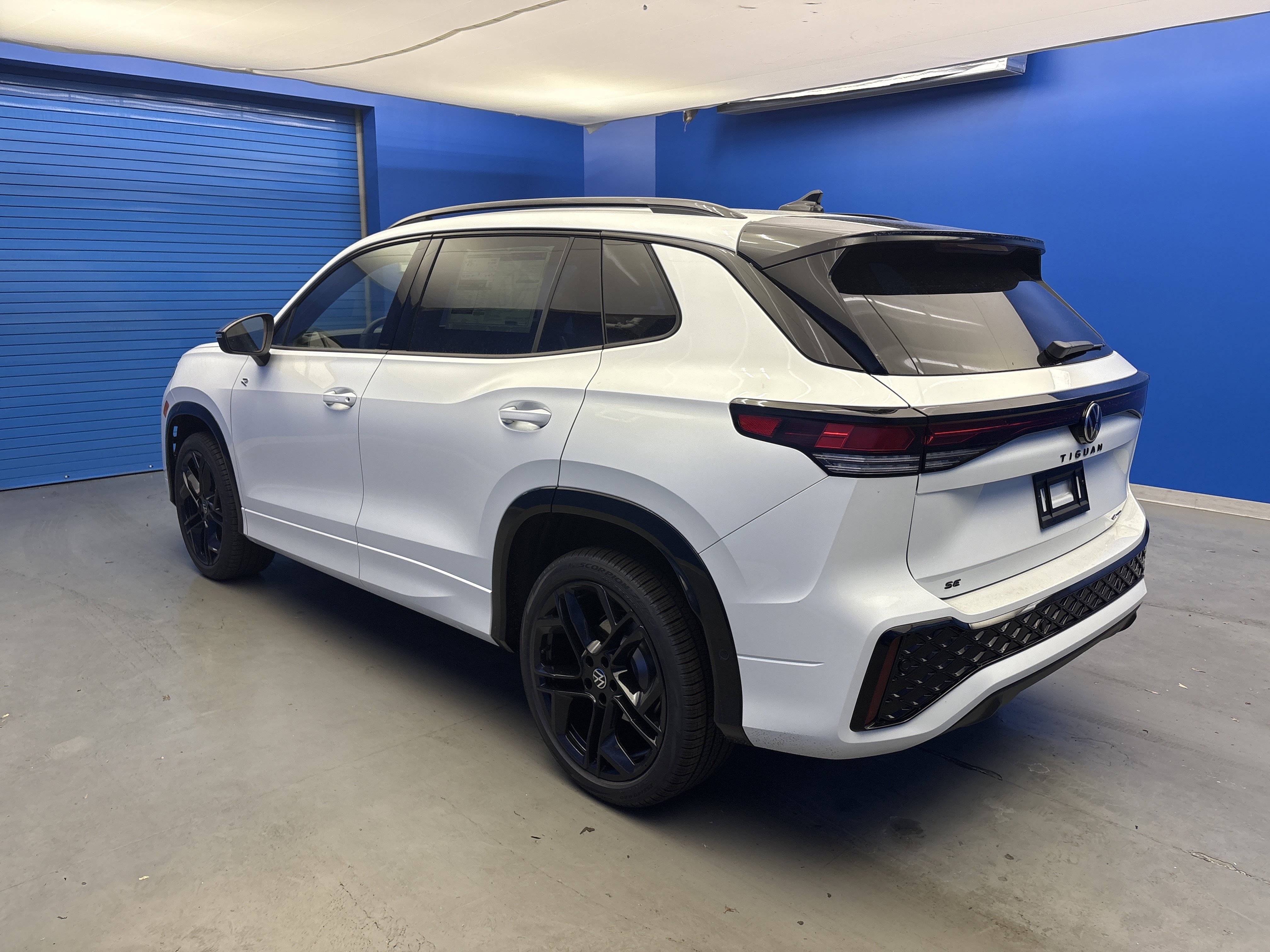 2025 Volkswagen Tiguan SE R-Line Black photo 2