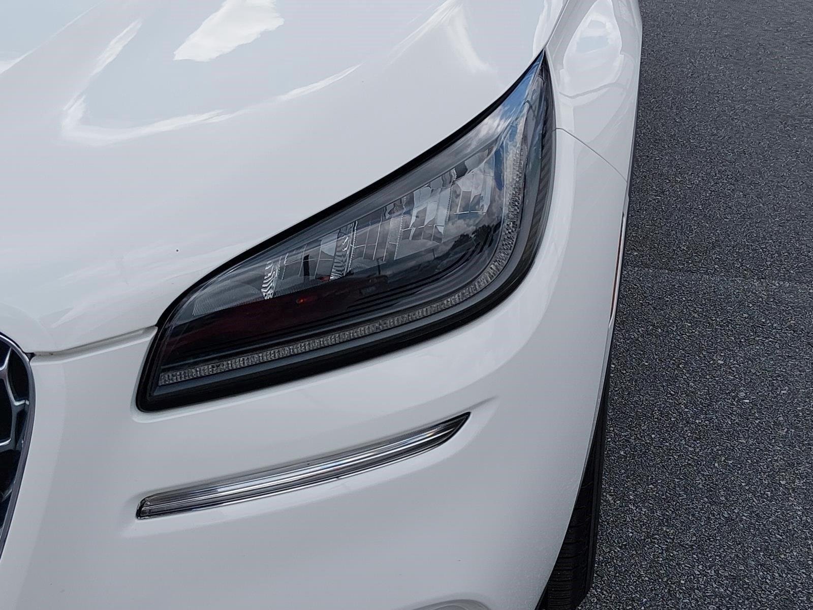 Used 2022 Pristine White Metallic Tri-Coat Lincoln Standard image 10