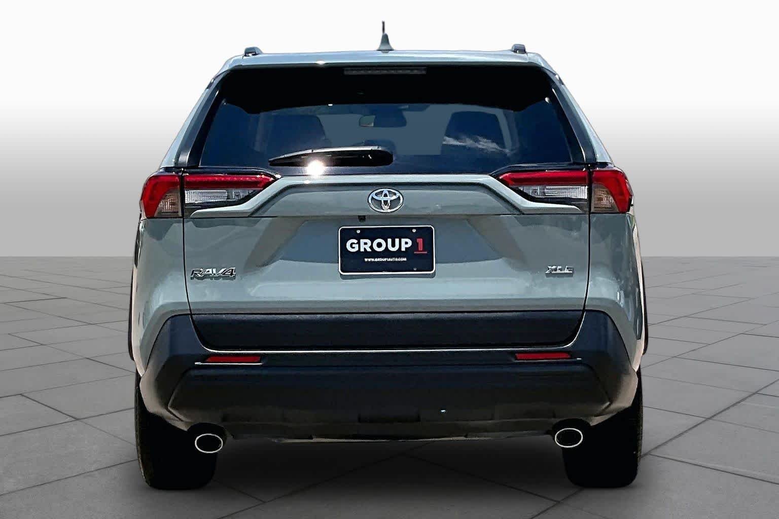 Used 2020 Lunar Rock Toyota XLE Premium image 5