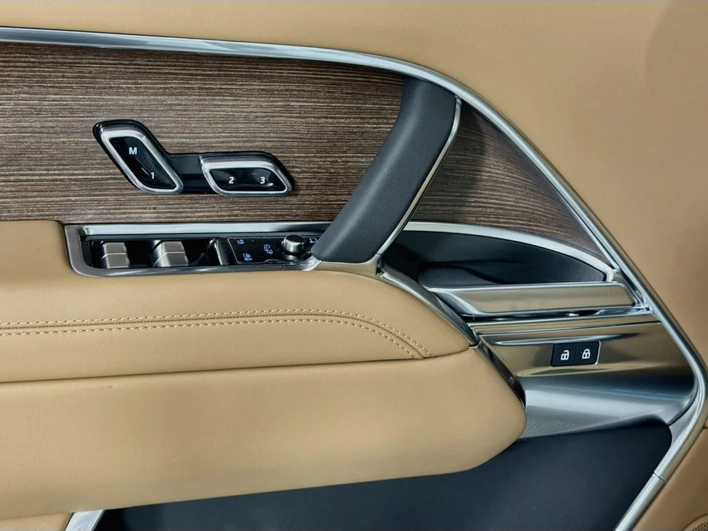 New 2026 Fuji White Land Rover SE PHEV image 18