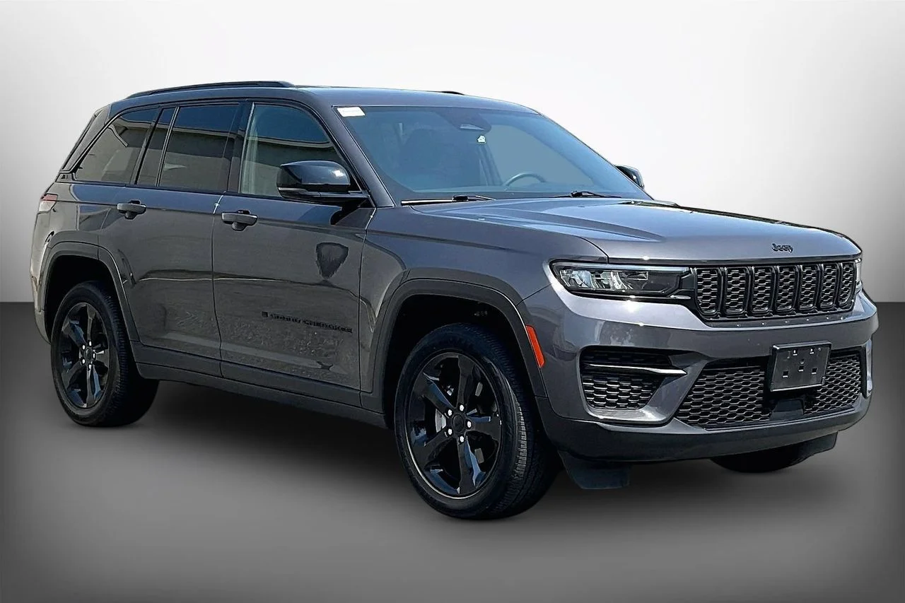Used 2023 Gray Jeep Altitude X image 2